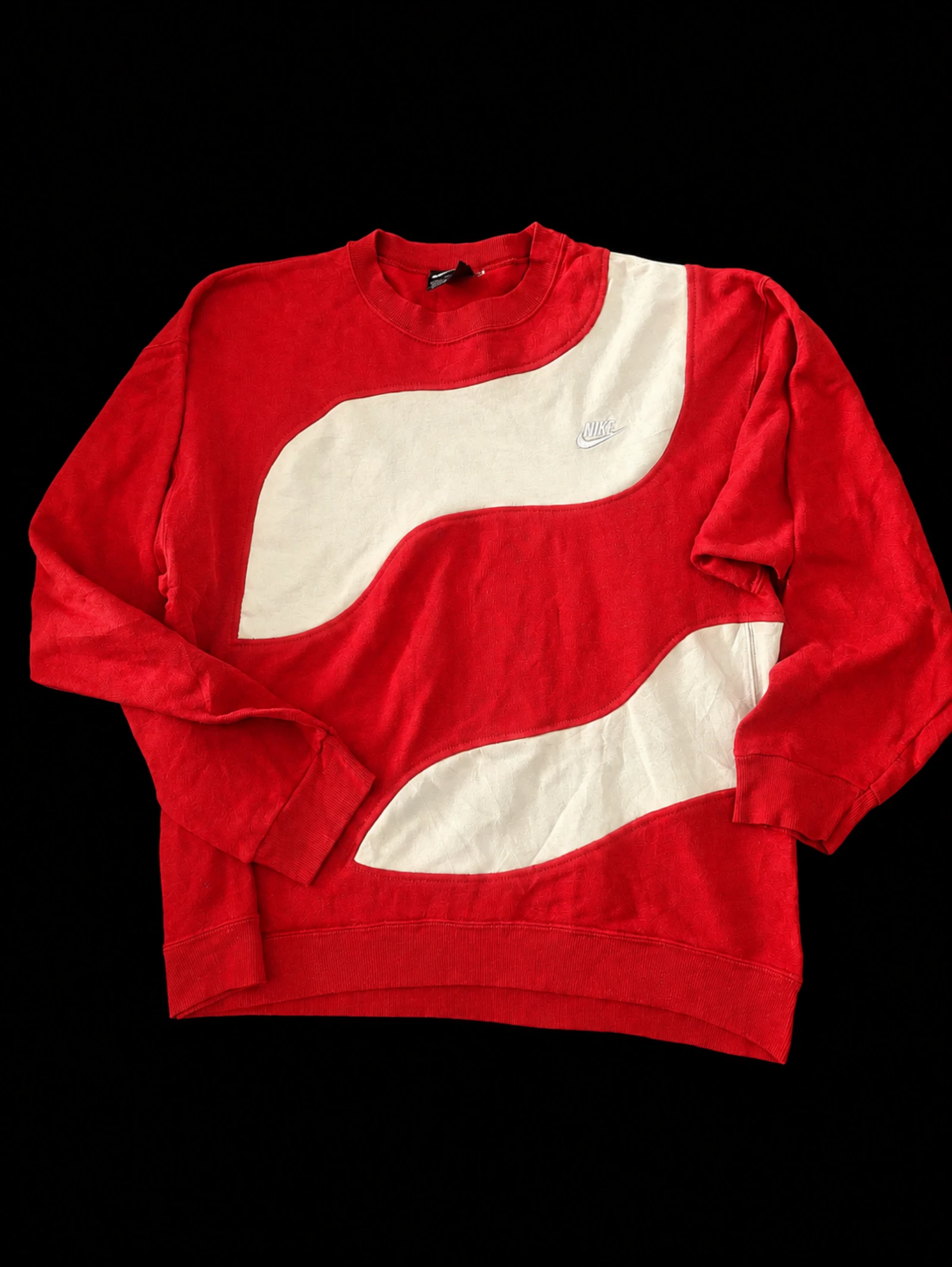 Sudadera vintage Nike Y2K de bloque de color rojo y blanco con cuello redondo. Rework. Talla M.